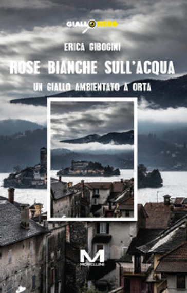 Rose bianche sull'acqua